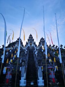 Foto en ángulo bajo de Pura Penataran Agung Lempuyang bajo el cielo azul