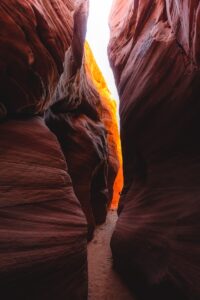 Paso estrecho en formación rocosa cerca de Petra en Jordania