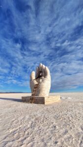 Una mujer sentada en una escultura de hormigón