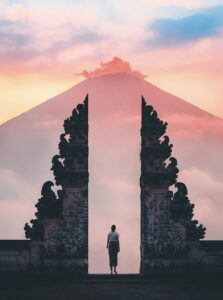 Foto de una persona de pie en un templo famoso