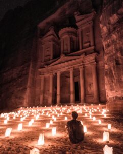 Un hombre sentado a las afueras de la famosa Petra