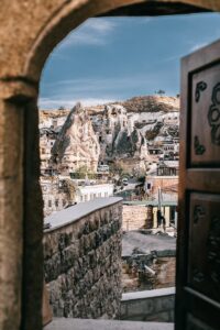 Vista desde la puerta arqueada de la ciudad medieval de Goreme en Capadocia entre acantilados rocosos