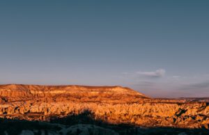 Formaciones rocosas en terreno montañoso bajo un cielo azul